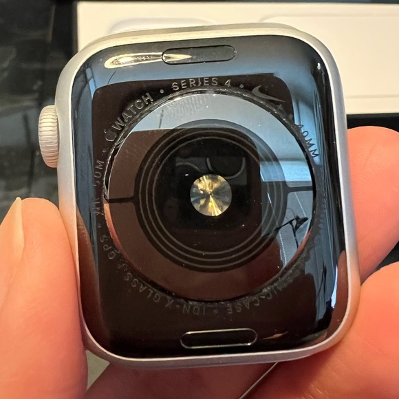 Apple Watch Nike Series 4 GPS – 40mm - Picture 2 of 8